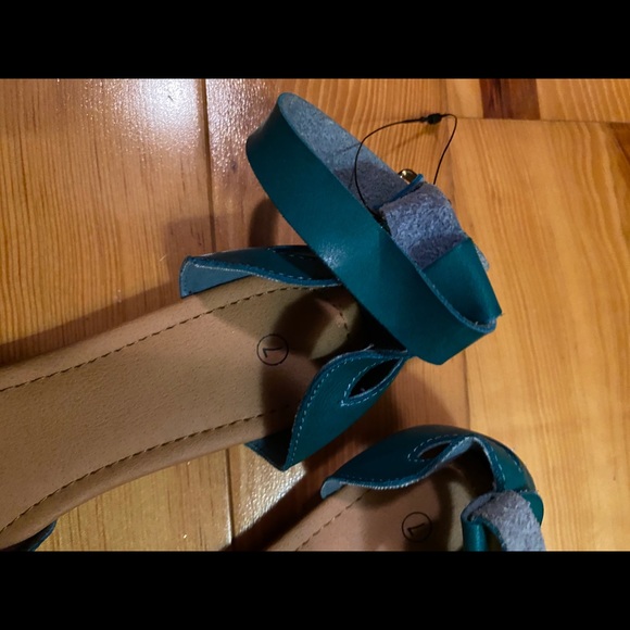 “This and That” Women’s shoes - Picture 2 of 3